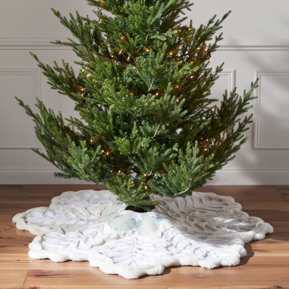 Faux Fur Snowflake Tree skirt - Picture 7 of 7